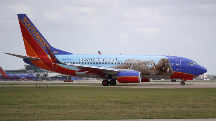 Avião da Southwest Airlines em 2009 retrata a modelo Bar Refaeli de biquíni em alusão à revista Sports Illustrated