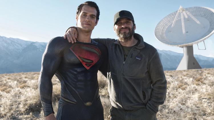 Henry Cavill e Zack Snyder nas filmagens de 'O Homem de Aço' Henry Cavill e Zack Snyder nas filmagens de 'O Homem de Aço'