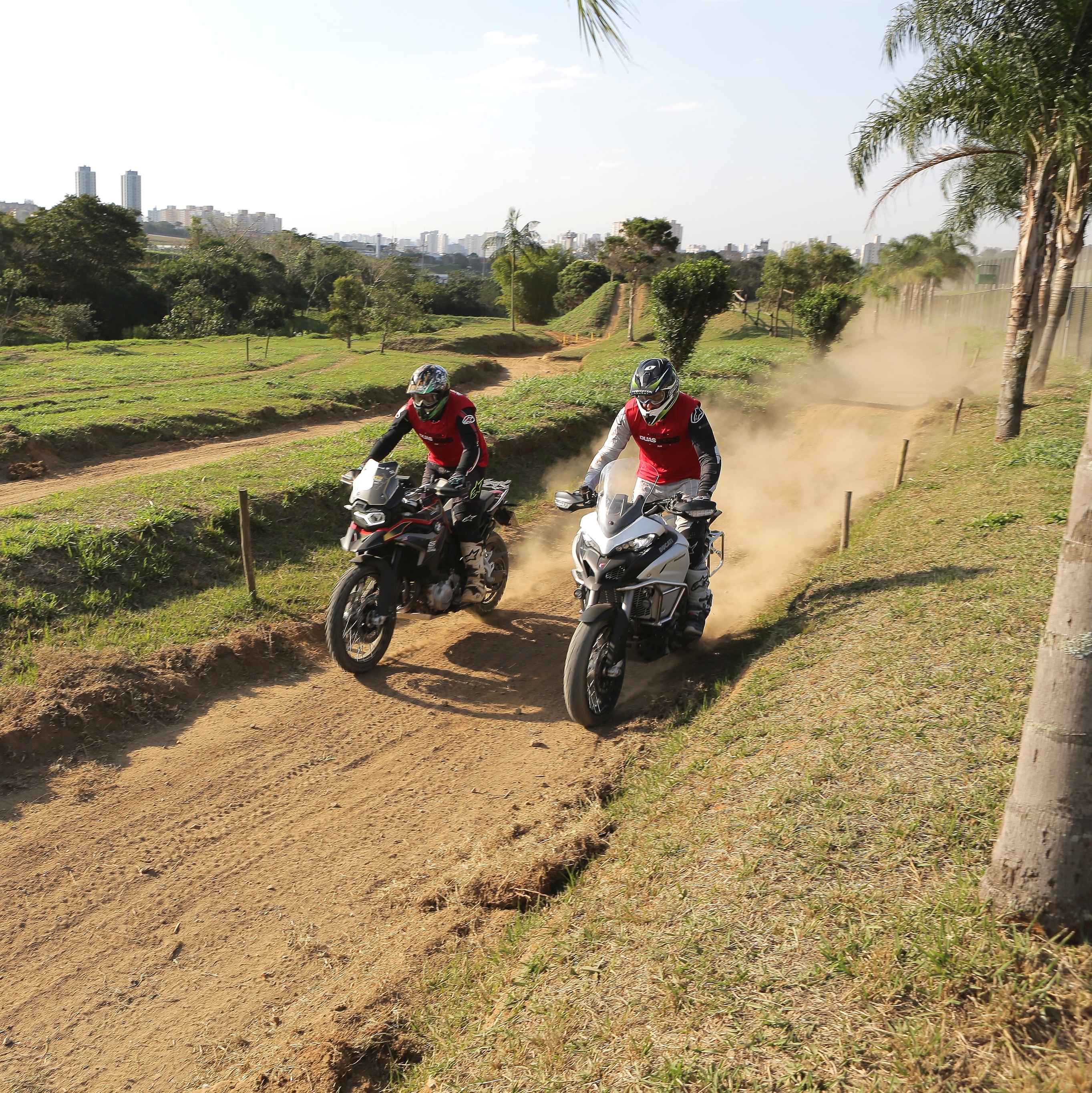 Festival Interlagos terá test-ride de moto na terra e corrida de motocross  - 25/05/2022 - UOL Carros