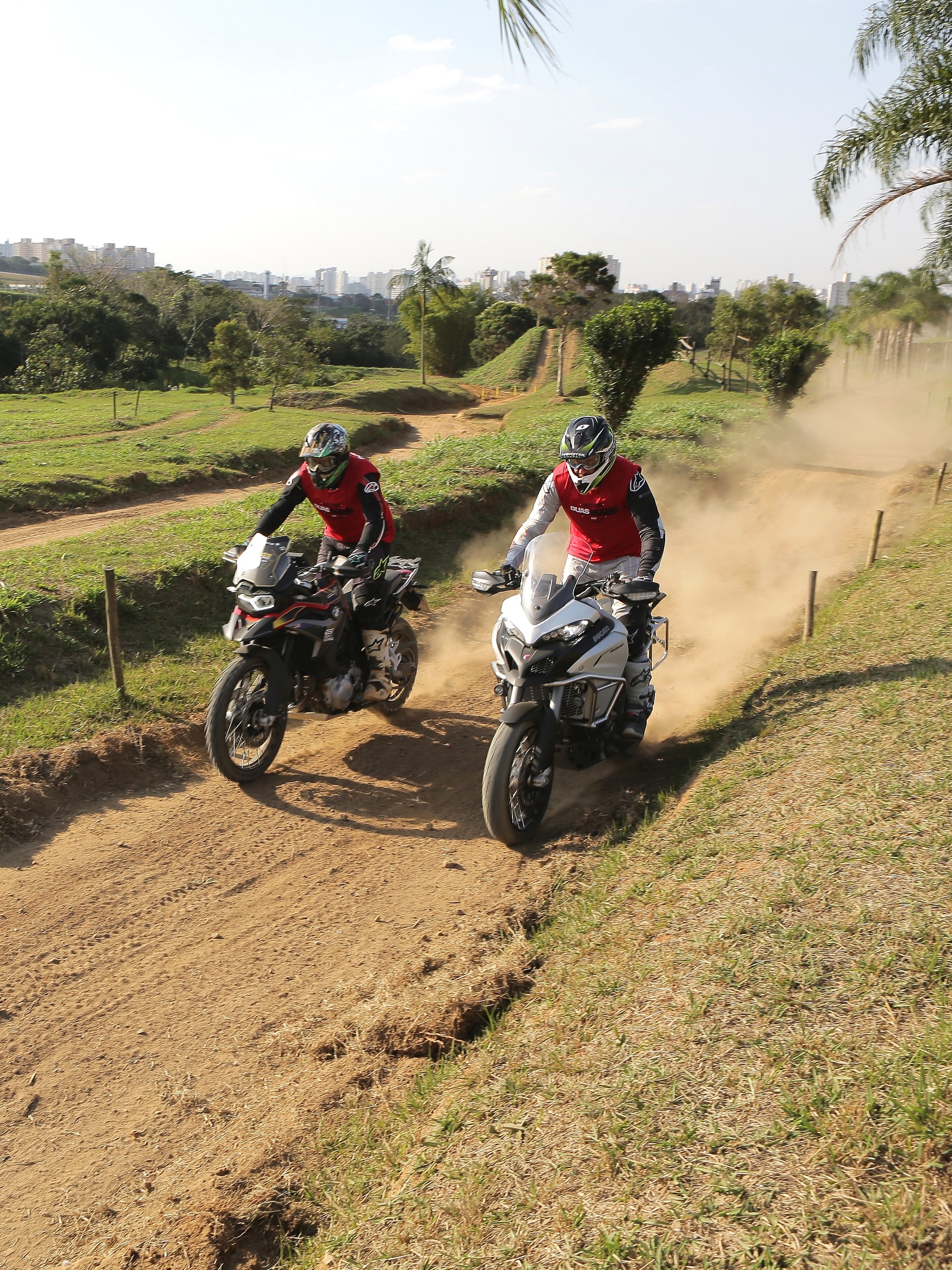 CAI DE MOTO NO MEIO DA CORRIDA - CORRIDA DE MOTOCROSS ! 