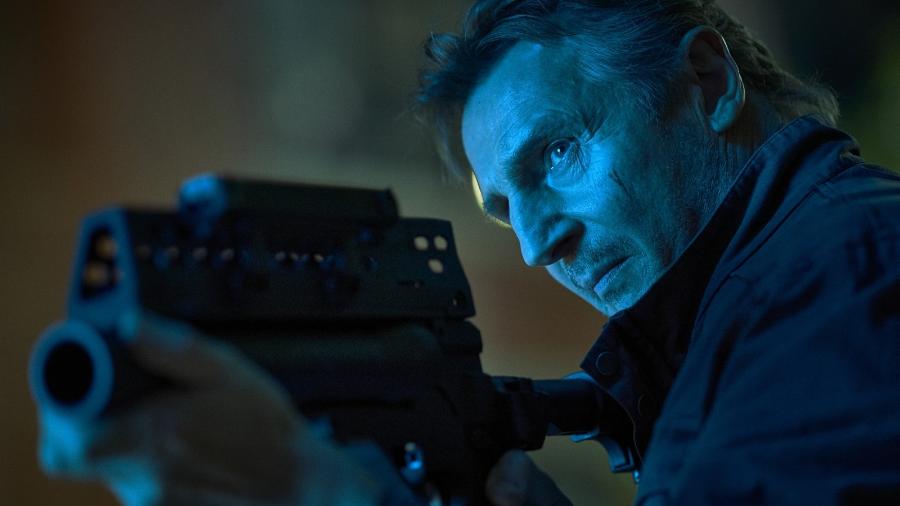 Liam Neeson bem armado em "Agente das Sombras" - California