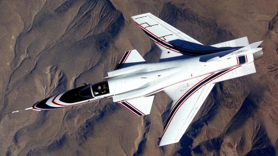 X-29, avião que era instável ao voar e dependia de computadores para corrigir os controles constantemente
