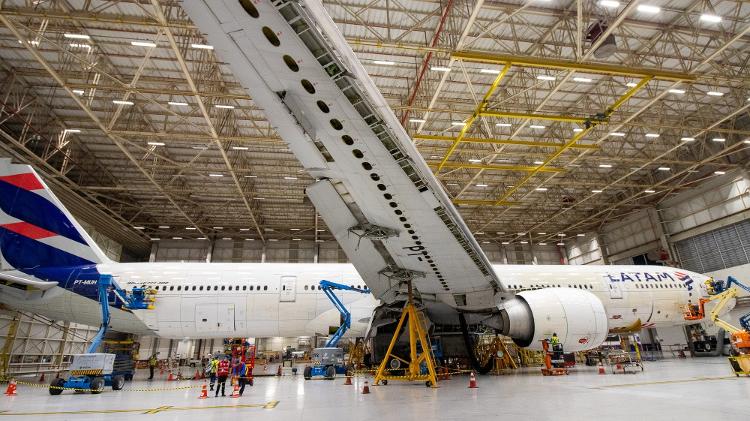 Técnicos aplicam Aeroshark, um adesivo tecnológico que imita pele de tubarão e melhora o escoamento de ar em torno do avião, economizando combustível Técnicos aplicam Aeroshark, um adesivo tecnológico que imita pele de tubarão e melhora o escoamento de ar em torno do avião, economizando combustível