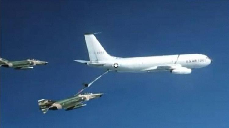 Caças F-4 em operação de abastecimento com um KC-135 Stratotanker