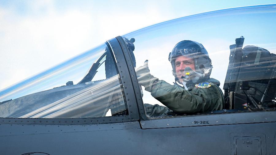 Pilotos possuem diferentes maneiras de "ir ao banhairo" fazer xixi durante o voo - Madeline Herzog/Força Aérea dos Estados Unidos