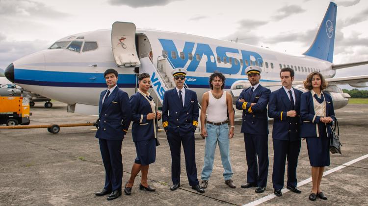 Elenco do filme 'O sequestro do voo 375' em frente a avião da Vasp