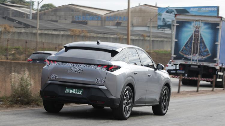 Stellantis testa Peugeot e-3008 GT no Brasil Stellantis testa Peugeot e-3008 GT no Brasil