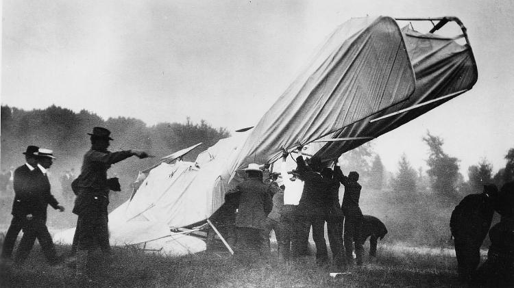 Demonstrador dos irmãos Wright após primeiro acidente com vítima fatal envolvendo um passageiro de avião