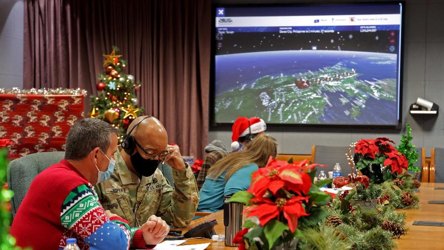Voluntários atendem ligações de crianças perguntando onde está o Papai Noel durante rastreamento do voo do trenó - Jhomil Bansil/Departamento de Defesa dos EUA