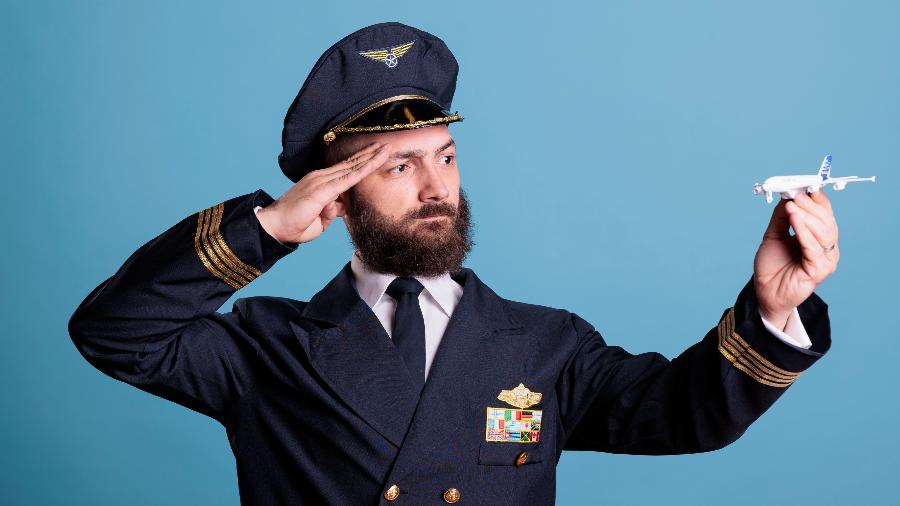 Piloto saudando modelo de avião: Boeing prevê mais de dois milhões de novos postos de trabalho nos próximos 20 anos na aviação
