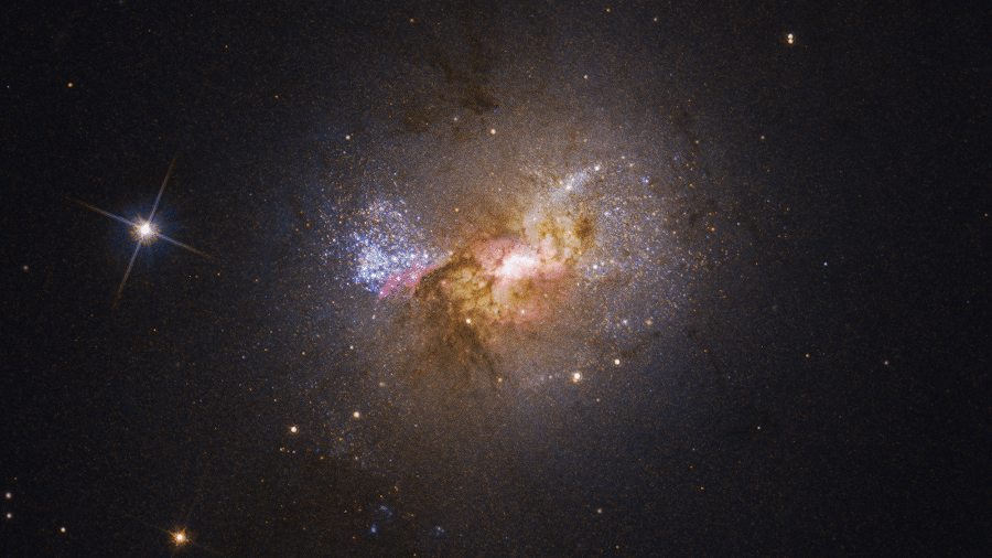 Imagem do Hubble da galáxia anã Henize 2-10, que contém um pequeno buraco negro - NASA/ESA/Zachary Schutte/Amy Reines/Alyssa Pagan