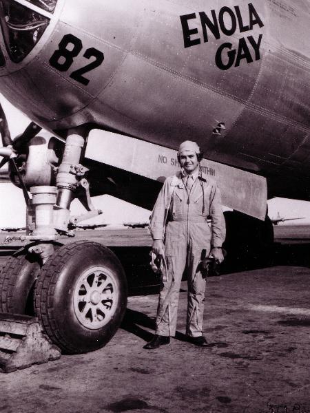 Paul Tibbets em frente ao B-29 Enola Gay, que jogou a bomba atômica sobre Hiroshima, no Japão