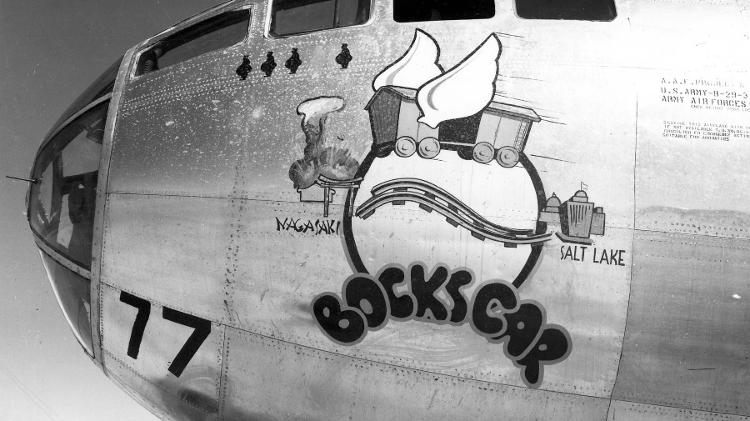 B-29 Bockscar, que jogou a bomba atômica em Nagasaki: Pintura, embora tradicional, é vista como polêmica
