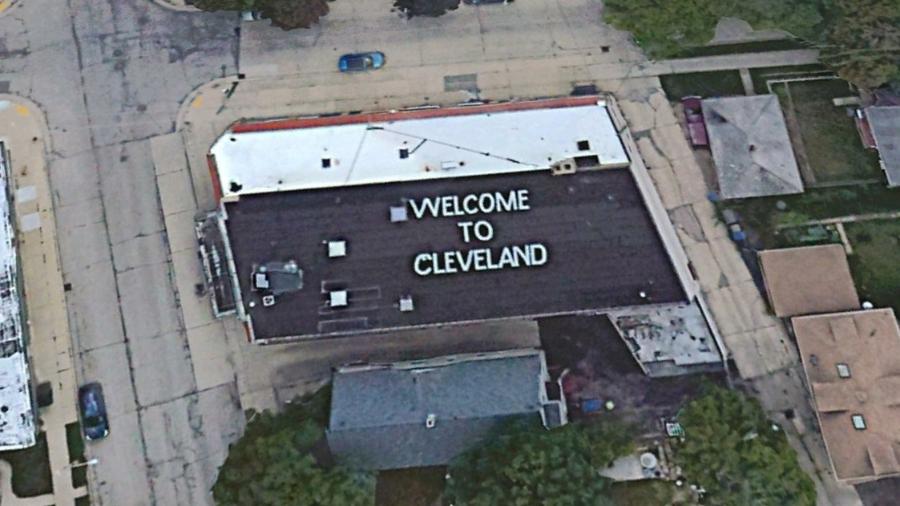 Pegadinha: Mensagem em telhado localizado em Milwaukee (EUA) dá as boas-vindas a Cleveland, a mais de 500 km de distância dali