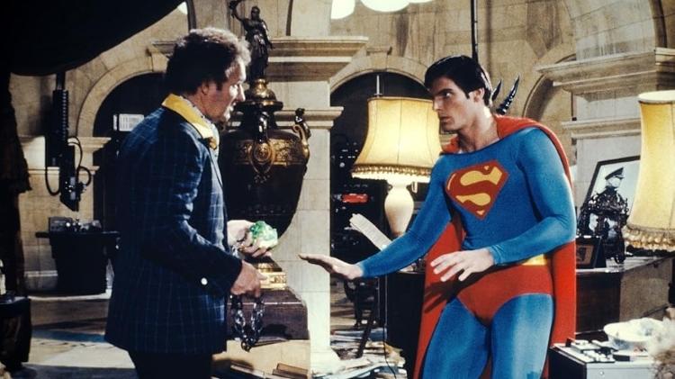 Lex Luthor (Gene Hackman) expõe a fraqueza do Superman (Christopher Reeve) Lex Luthor (Gene Hackman) expõe a fraqueza do Superman (Christopher Reeve)