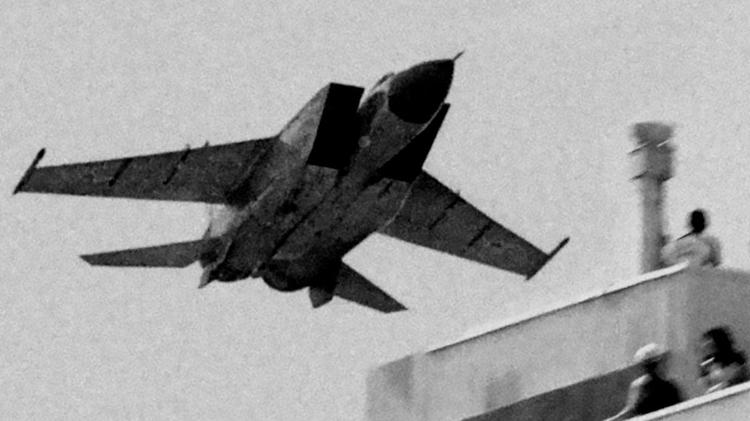Aeronave Mig-25 pilotada por Viktor Belenko sobrevoa aeroporto no Japão antes do desertor pousar Aeronave Mig-25 pilotada por Viktor Belenko sobrevoa aeroporto no Japão antes do desertor pousar