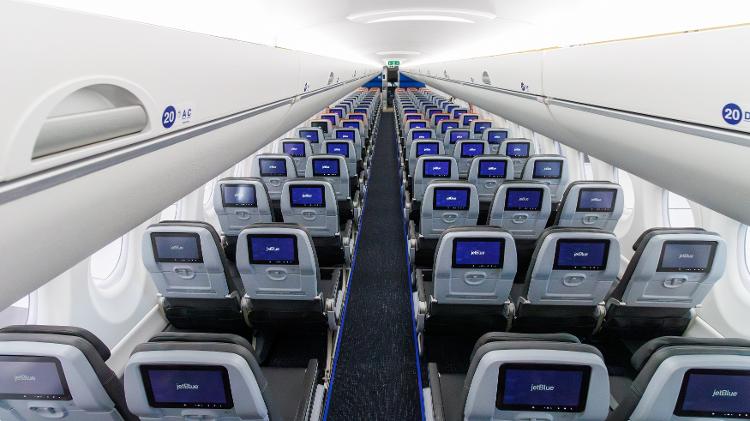 Interior do Airbus A220 da companhia norte-americana JetBlue: Distribuição de assentos é dois de um lado e três do outro, fugindo da simetria de outros modelos