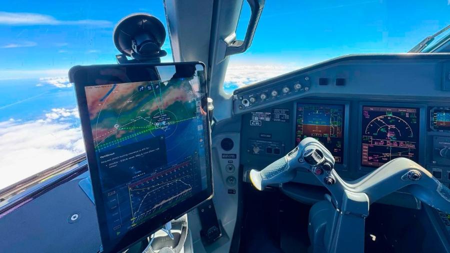 Tablet usado na cabine de comando dos aviões: Software permite economizar combustível de acordo com perfil de subida e descida da aeronave Tablet usado na cabine de comando dos aviões: Software permite economizar combustível de acordo com perfil de subida e descida da aeronave