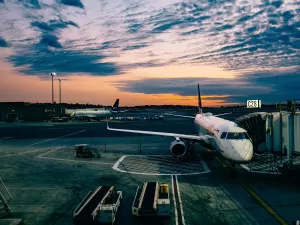 Descarbonizar aviação pode encarecer passagem, mas empresas já têm planos