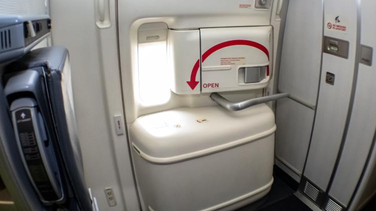 Porta dos aviões mais modernos conta com uma janela que permite observar o exterior da aeronave