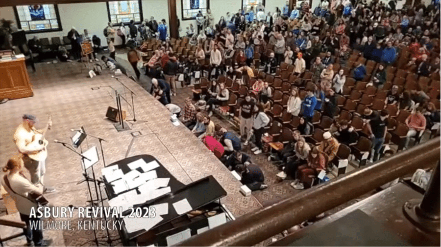 Fiéis se reúnem em culto que já dura dias em auditório da Universidade de Asbury, nos EUA - Reprodução/YouTube