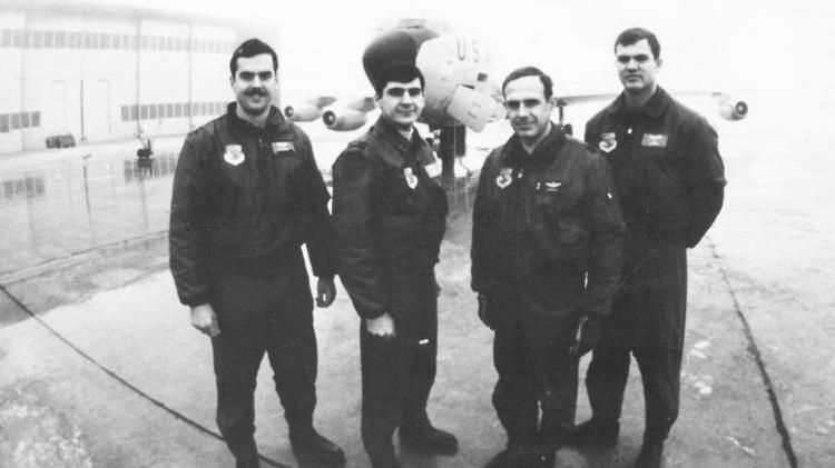 Equipe do KC-135 e do F-4 que precisou ser rebocado após apresentar falhas em pleno voo em 1983