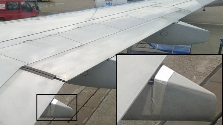 Fita metálica conhecida como speed tape sendo utilizada para proteger a carenagem de flape de um avião Fita metálica conhecida como speed tape sendo utilizada para proteger a carenagem de flape de um avião