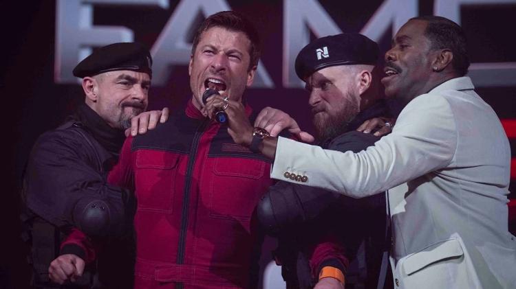 Colman Domingo 'entrevista' Glen Powell antes de começar o show Colman Domingo 'entrevista' Glen Powell antes de começar o show