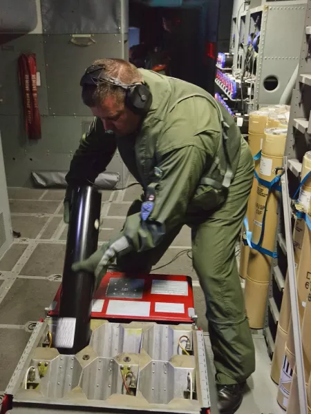 Colocação da sonoboia no tubo de lançamento do avião de patrulha P-3AM Orion - Tenente Rezende/Força Aérea Brasileira - Tenente Rezende/Força Aérea Brasileira