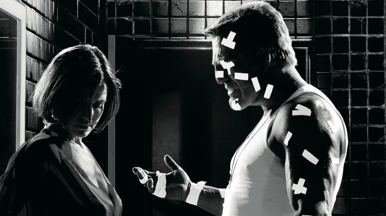 Carla Gugino e Mickey Rourke em 'Sin City'