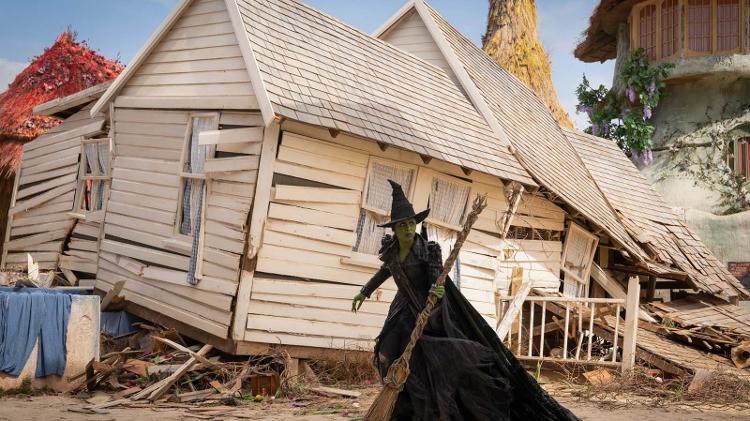 Elphaba (Cynthia Erivo) observa a destruição causada pela chegada de Dorothy a Oz