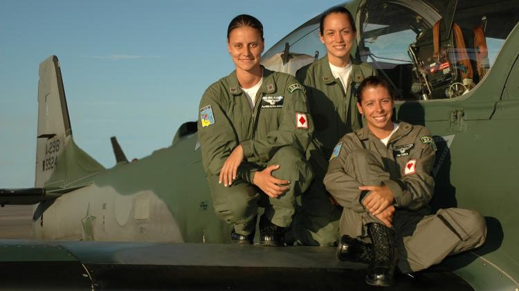 Major Carla Alexandre Borges (sentada) ao lado das outras duas colegas de turma que seguiram na aviação de caça