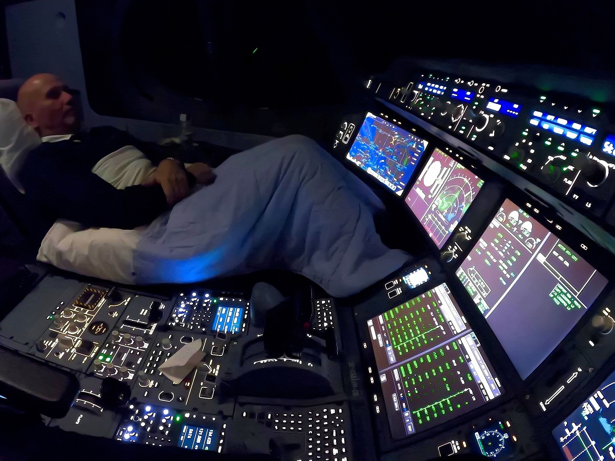 Piloto de avião pode dormir a bordo, mas é proibido ver filmes; veja regras