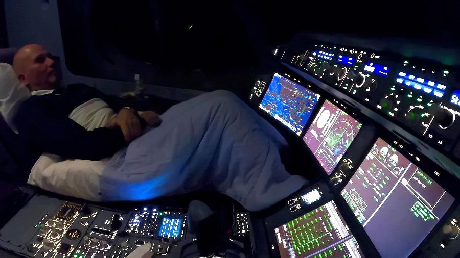 Piloto mostra como é o descanso controlado durante sobrevoo no oceano Atlântico - Facebook/Bjornpilot