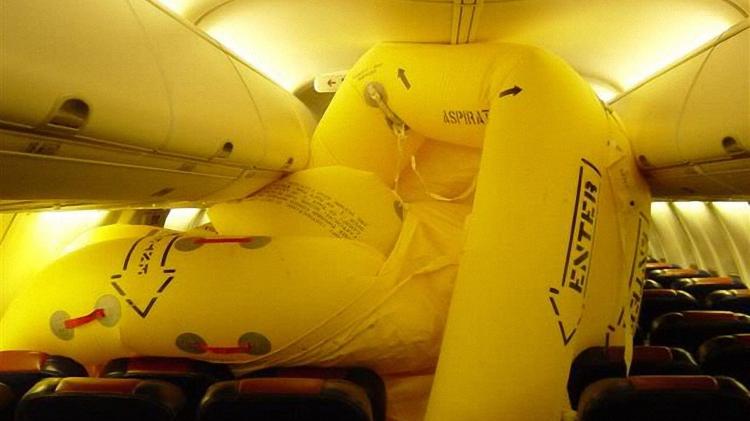 Escorregadeira inflada acidentalmente dentro de um avião
