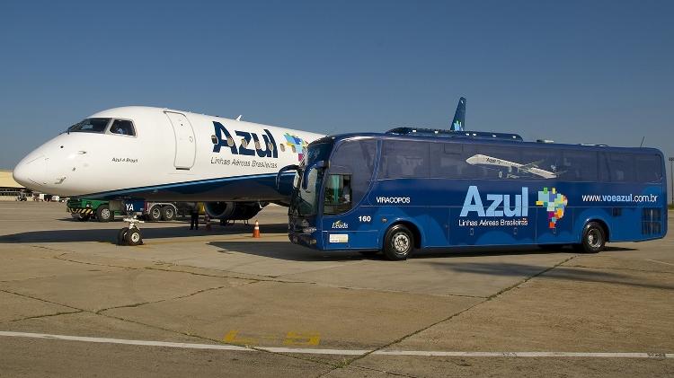 Foto histórica da primeira linha de ônibus da Azul ligando o aeroporto de Viracopos, em Campinas (SP) à capital paulista