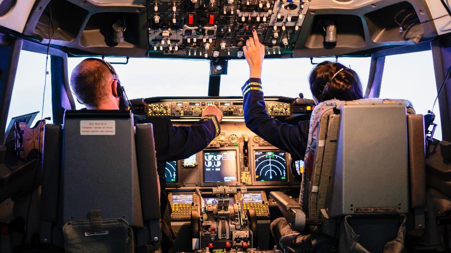 Pilotos em cabine de avião: Cortes orçamentários impostos pelo governo deixam a aviação mais cara e perigosa no Brasil Pilotos em cabine de avião: Cortes orçamentários impostos pelo governo deixam a aviação mais cara e perigosa no Brasil