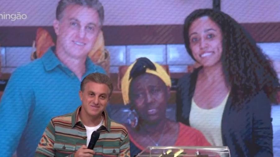 Luciano Huck no palco e, no telão, ele com Vovó Tutu e Ester, as duas personagens inspiradoras do "Domingão" - reprodução/TV Globo