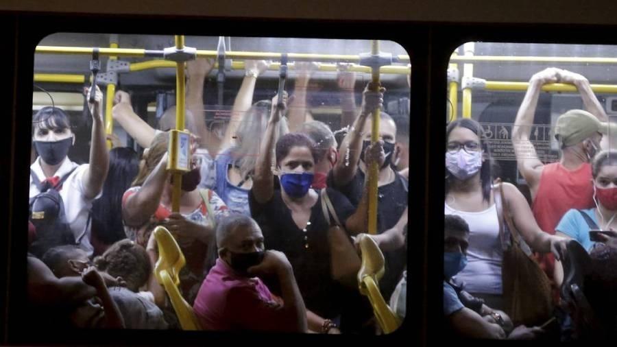 Transporte público durante a pandemia de covid-19 - Reprodução/Domingos Peixoto/Agência O Globo