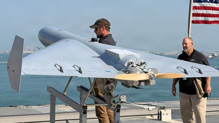 Militar prepara o drone Lucas, baseado no iraniano Shahed-136, a bordo do USS Santa Barbara em dezembro de 2025