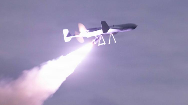 Drone Lucas, baseado no iraniano Shahed-136, é disparado a partir do USS Santa Barbara em dezembro de 2025