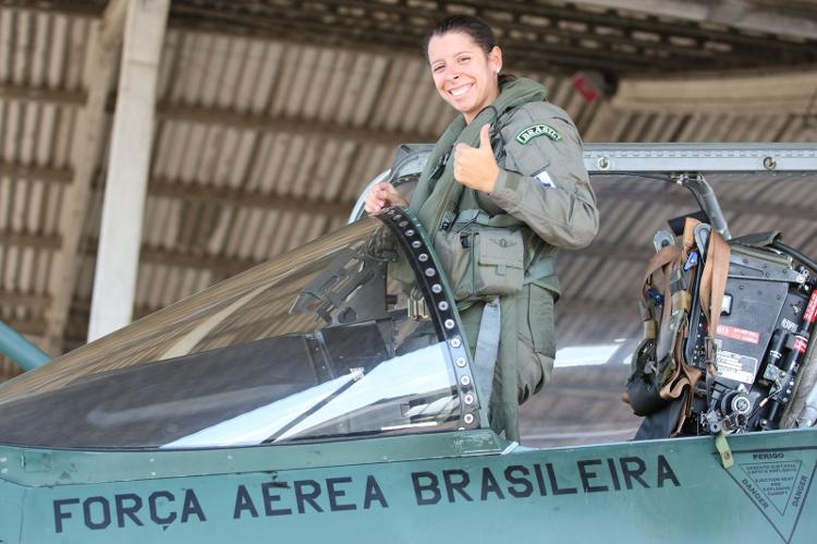 Major Carla Alexandre Borges no caça AMX A-1