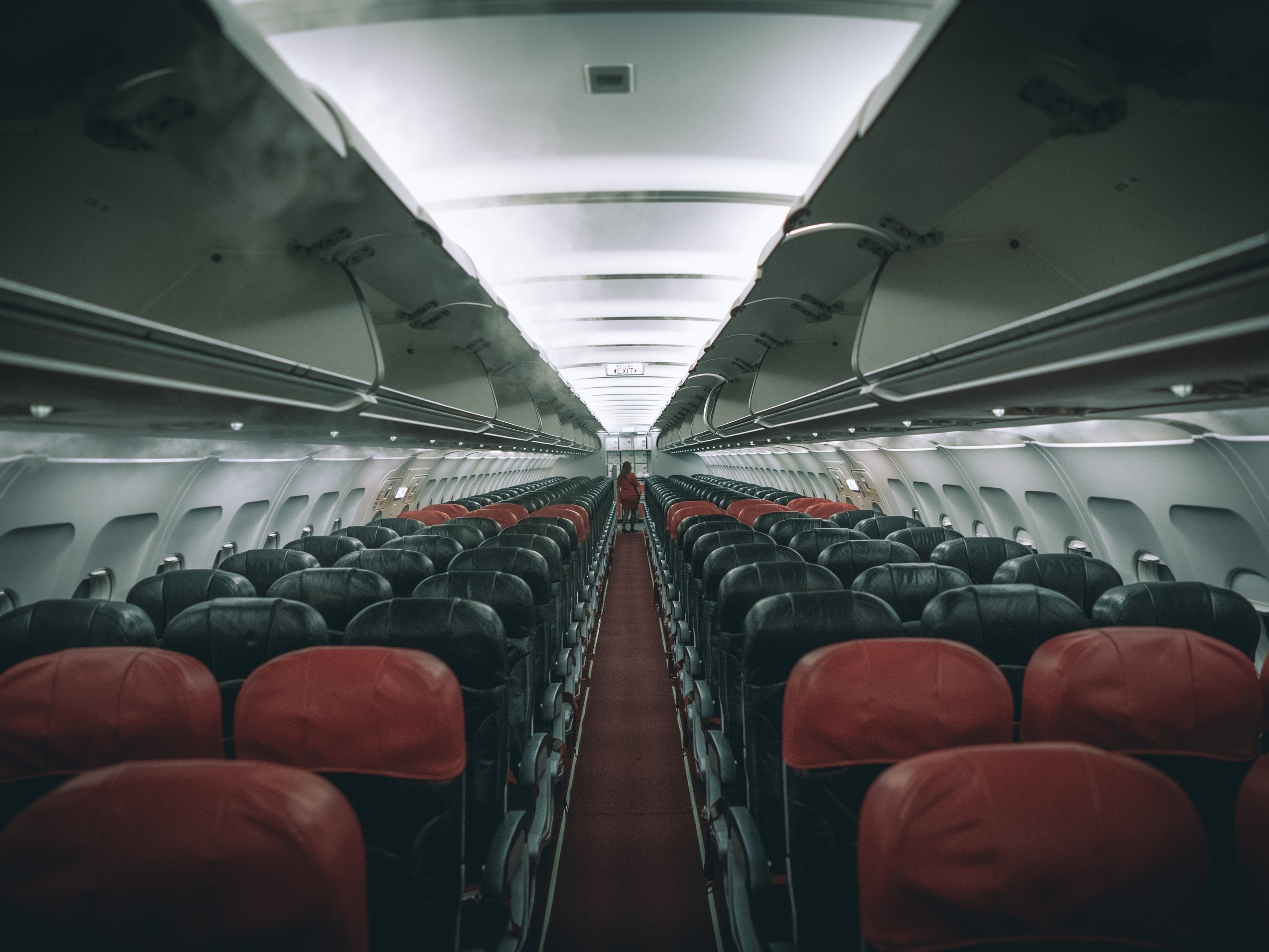 Por que aéreas preferem fazer voo vazio em vez de dar desconto em passagem?