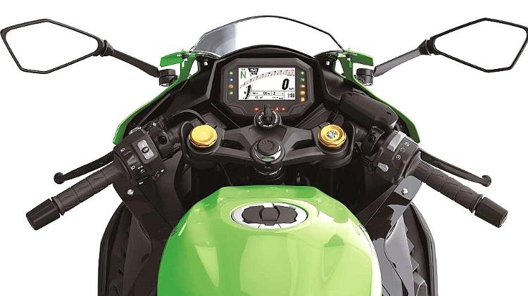 Painel da Ninja ZX-4R tem aplicativo para smartphone com informações sobre o desempenho da moto