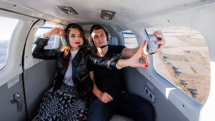 Casal tira selfie durante voo: É importante saber se a empresa prestadora do serviço está regular e se o avião pode fazer o voo Casal tira selfie durante voo: É importante saber se a empresa prestadora do serviço está regular e se o avião pode fazer o voo