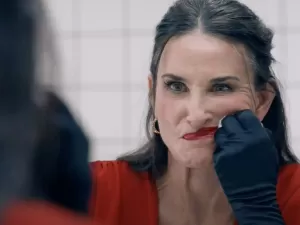 Demi Moore ressurge em grande forma no bizarro e fascinante 'A Substância'