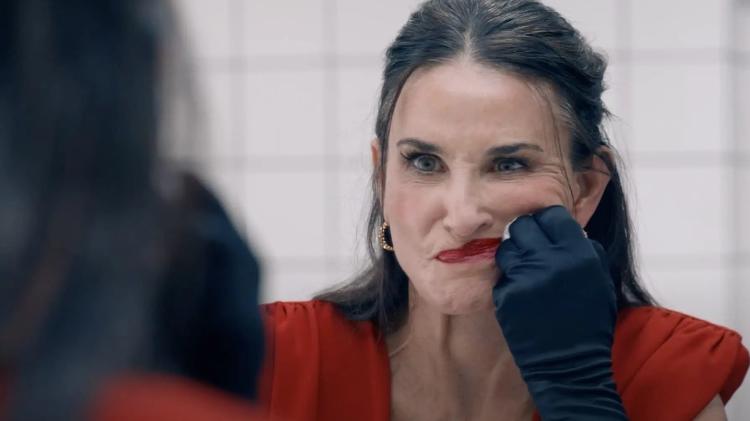 Demi Moore briga com sua imagem em 'A Substância'