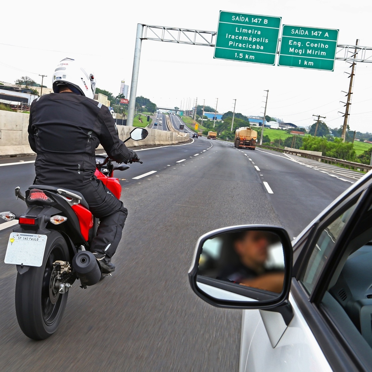 POR QUE NÃO TEM MOTOS em CARROS ?