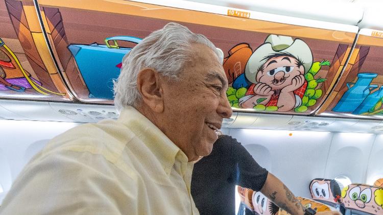 Cartunista Mauricio de Sousa conhece o interior do avião temático em homenagem ao Chico Bento. No bagageiro, a imagem da personagem Nhô Lau