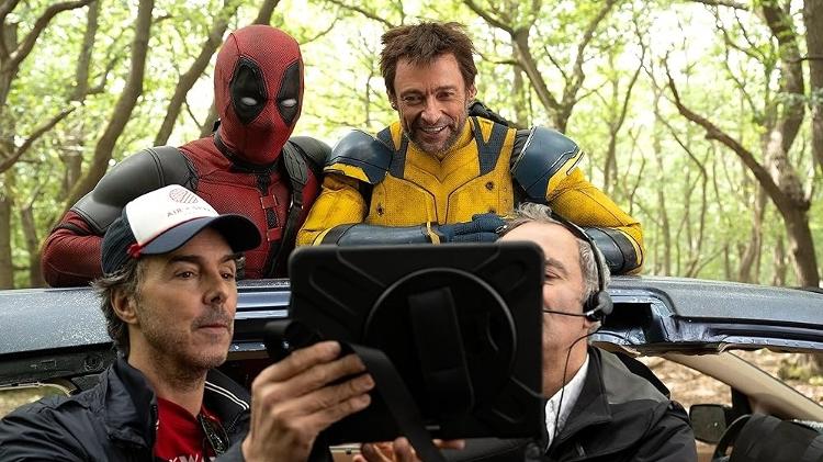 Ryan Reynolds, Hugh Jackman e o diretor Shawn Levy no set de 'Deadpool & Wolverine'